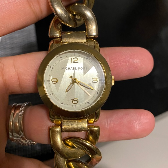 Preloved-Michael Kors gold watch 😍 - Picture 2 of 4